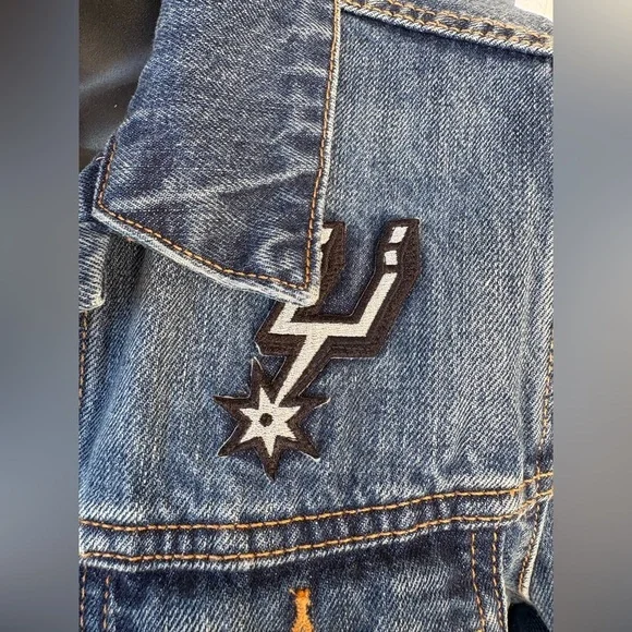 Levis NBA San Antonio Spurs
Womens Denim Trucker Jacket Jean
Size L large used - Picture 8 of 13